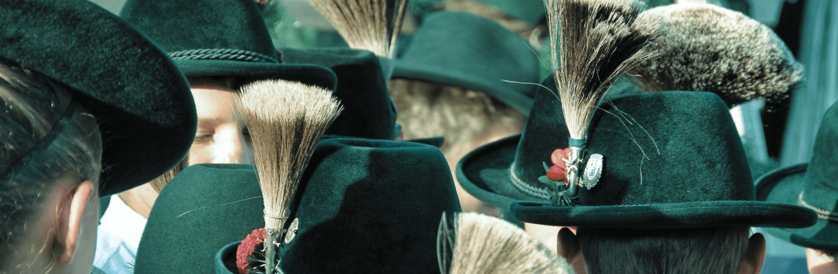 Closeup auf mit bayerischen Hüten von hinten