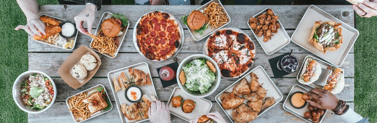 Voll gedeckter Tisch im Freien